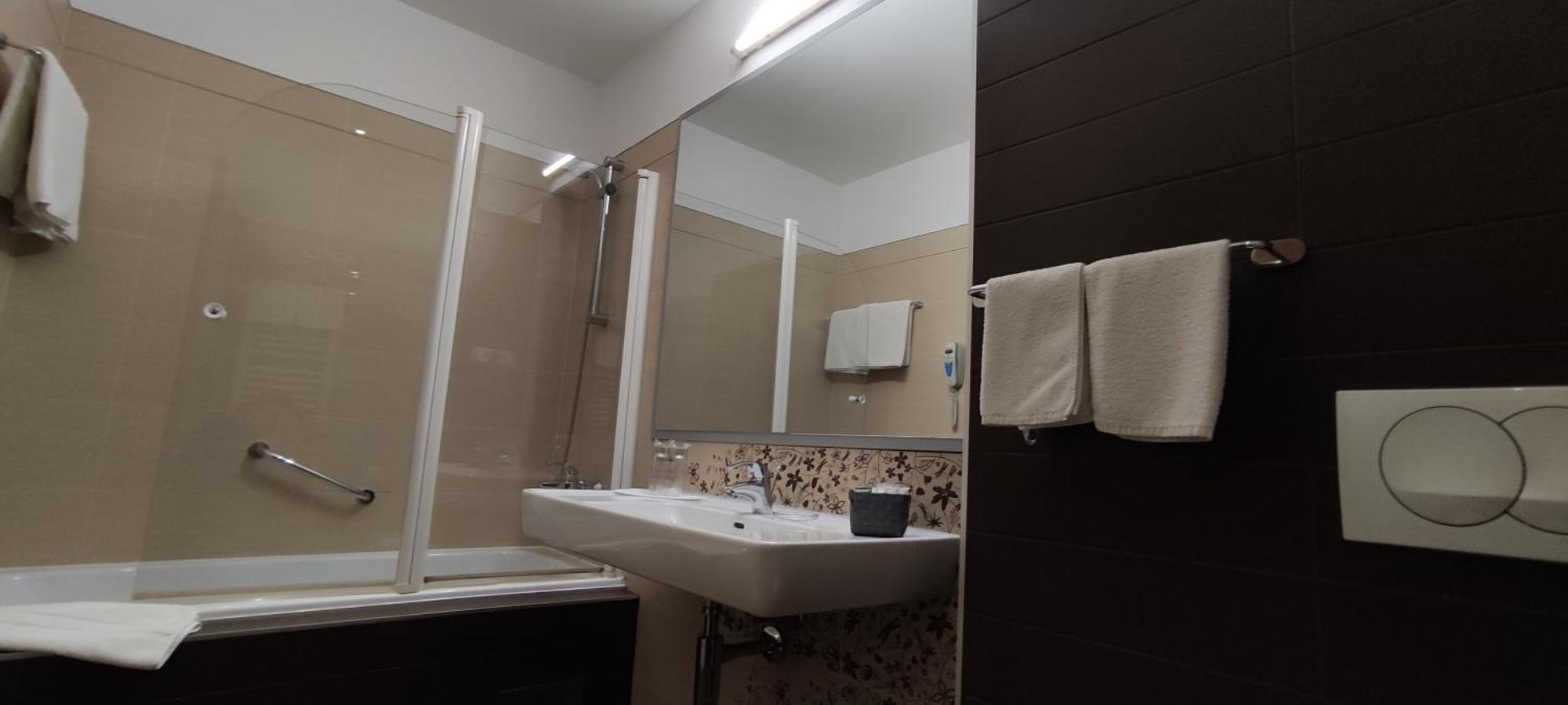 Hotel Lipa Postira Ngoại thất bức ảnh