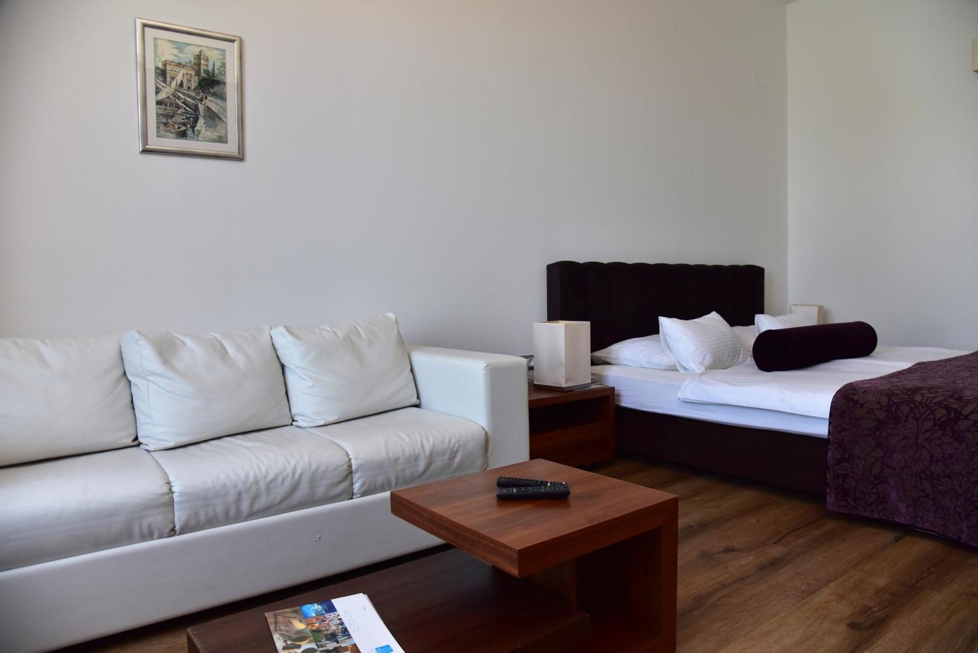 Hotel Lipa Postira Ngoại thất bức ảnh