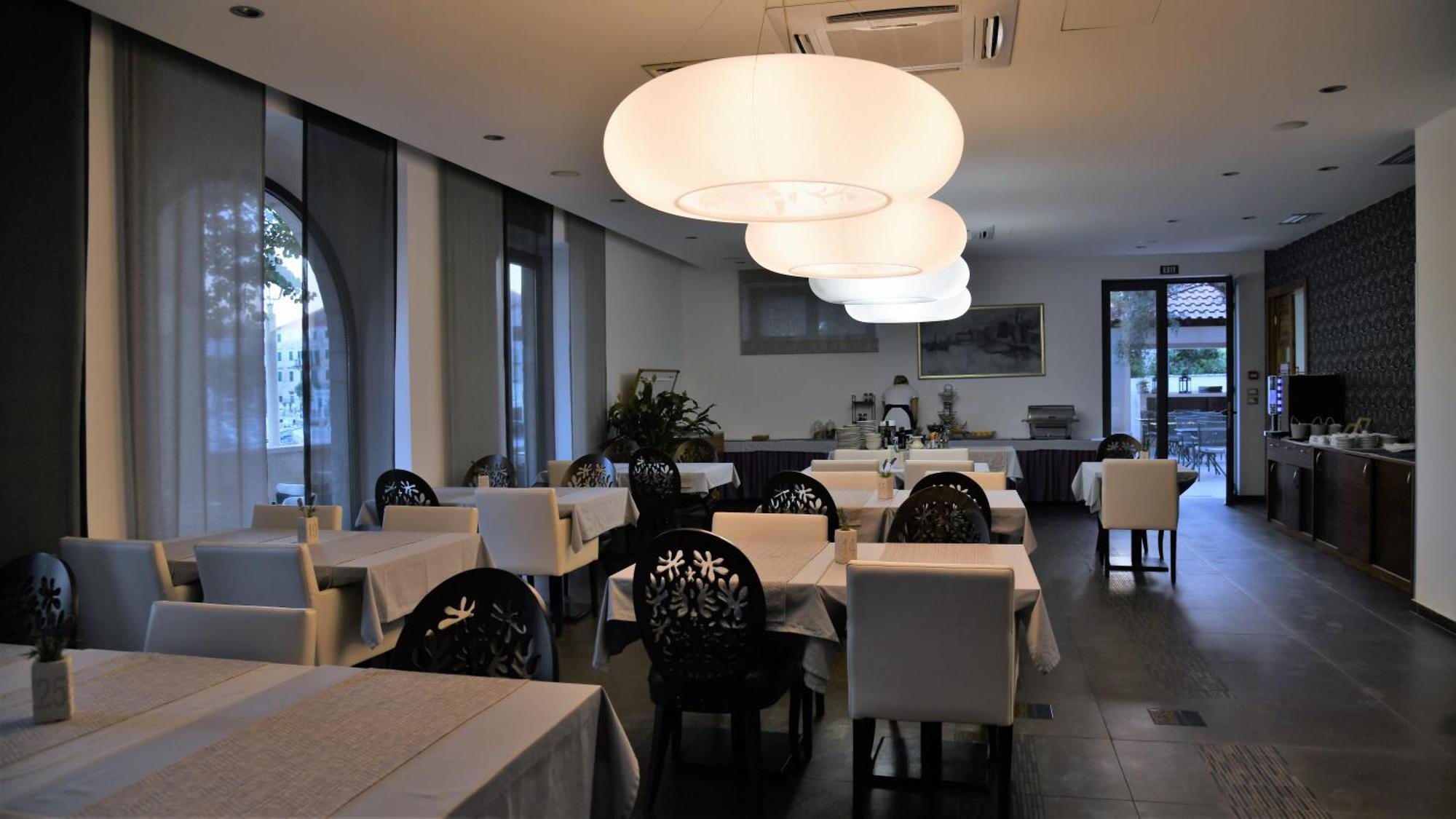 Hotel Lipa Postira Ngoại thất bức ảnh
