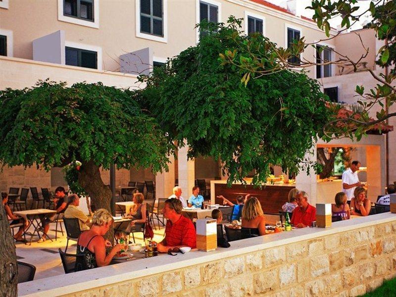 Hotel Lipa Postira Ngoại thất bức ảnh